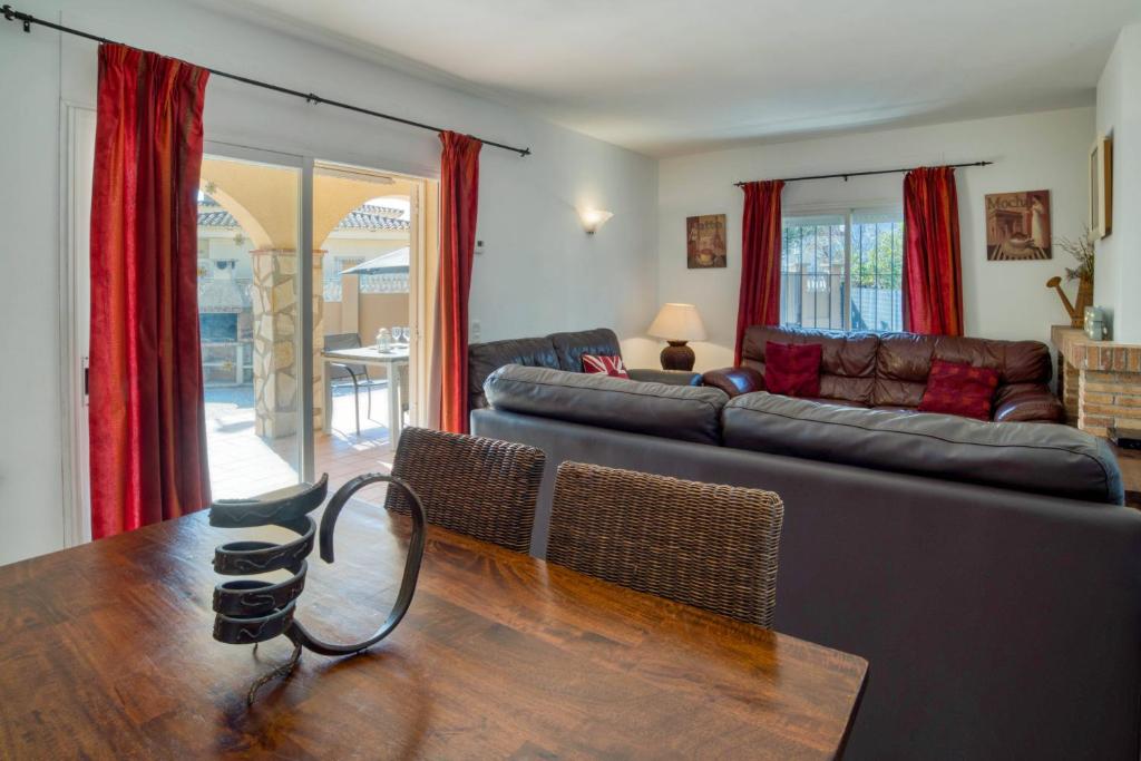 Posezení v ubytování Vela, casa con piscina privada a pocos metros de la playa