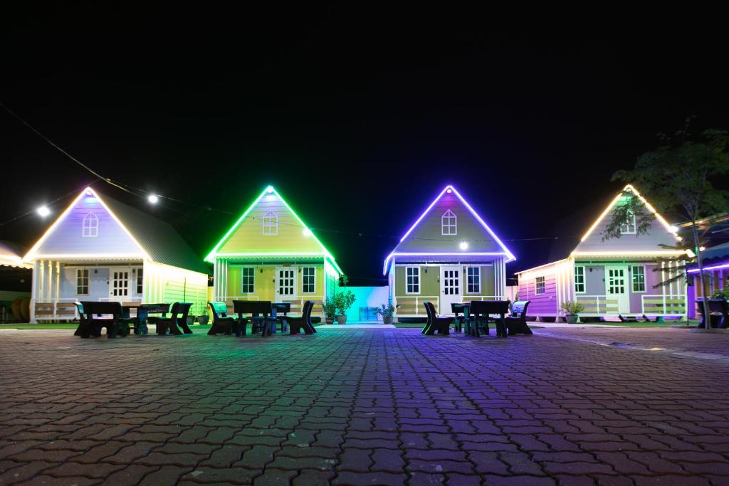 un grupo de casas con luces de colores. en Razo Mini Cabin House w/Bathroom 2pax BBQ, en Butterworth