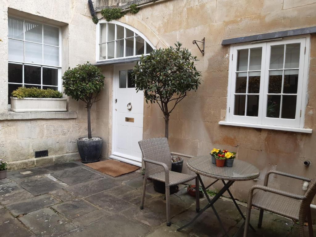 Royal Crescent Courtyard Apartment - Housity