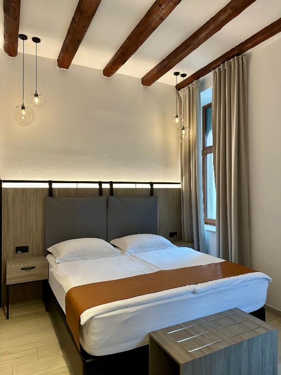 Postel nebo postele na pokoji v ubytování VENEZIANA Boutique Hotel Superior