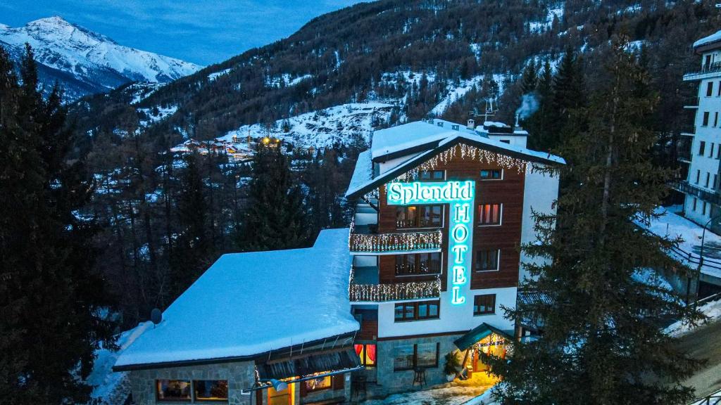 サウゼ・ドゥルクスにあるHotel Splendidの雪の上に看板を載せた建物