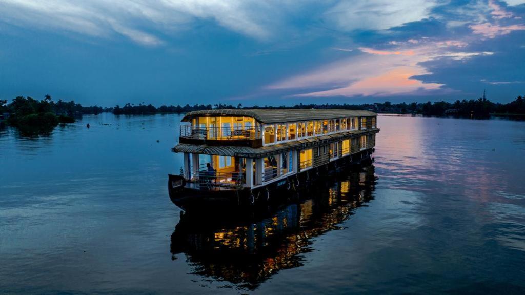 Royal Palace Houseboat, Alleppey – Updated 2023 Prices