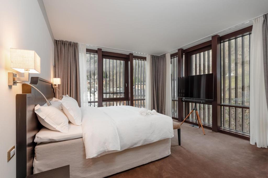TV a/nebo společenská místnost v ubytování Villa Carona Hotel & Spa