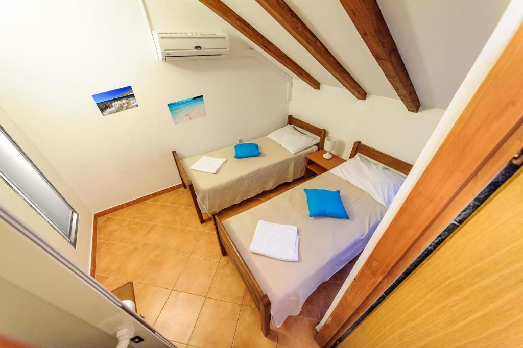 an overhead view of a bedroom with two beds at Apartments & rooms Lucie in Posedarje