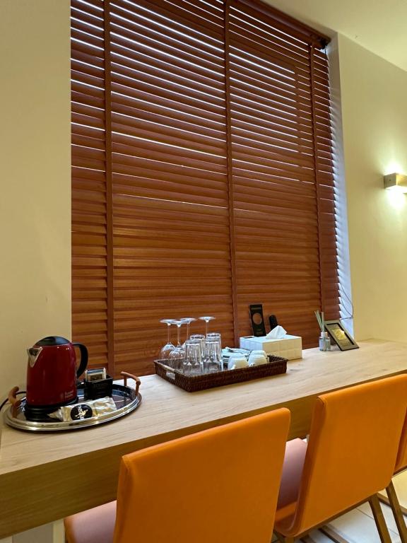 Příslušenství pro přípravu čaje a kávy v ubytování VENEZIANA Boutique Hotel Superior