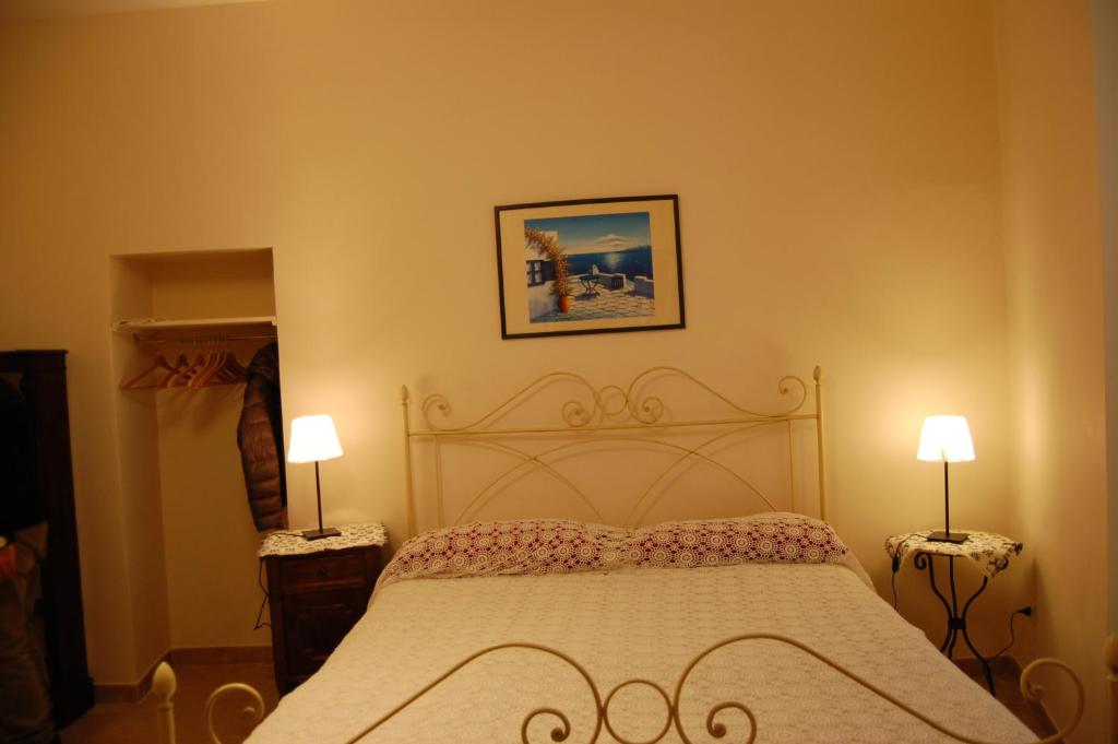 サレルノにあるCasa di Nicolaのベッドルーム1室(大型ベッド1台、ランプ2つ付)