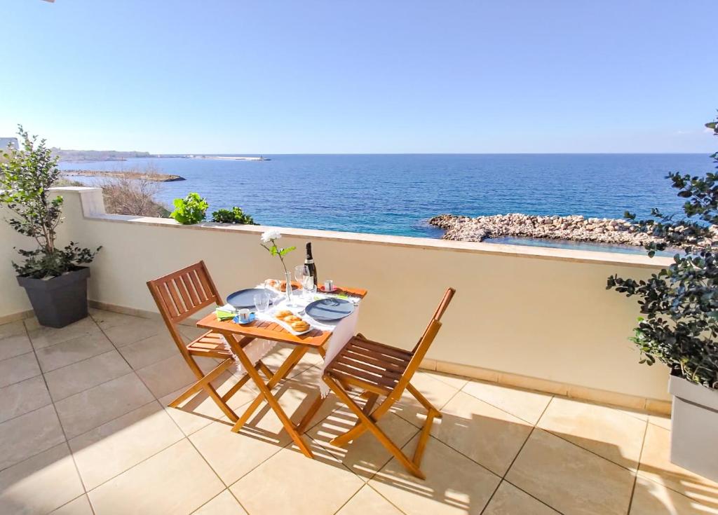 ガリポリにあるFaraoni Holiday Homeのテーブルと椅子、海の景色を望むバルコニー
