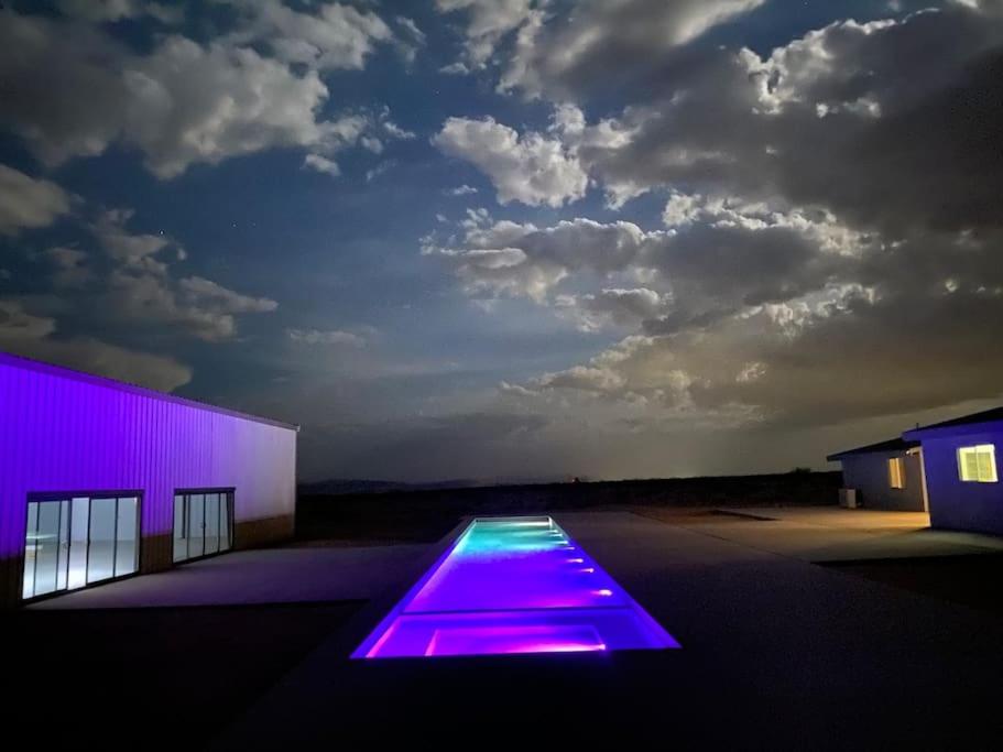 Giant House – Photos 1