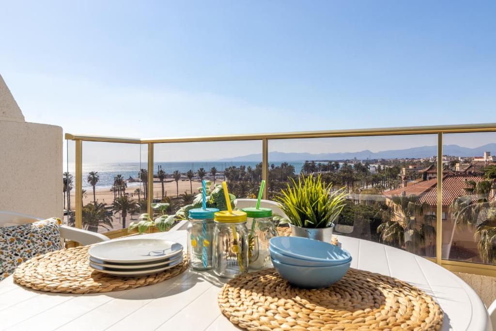 een eettafel met uitzicht op het strand bij Acacias Vista Mar Arysal in Salou