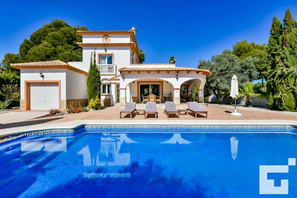 Villa con piscina frente a una casa en Villa Angeles - Grupo Turis en Calpe