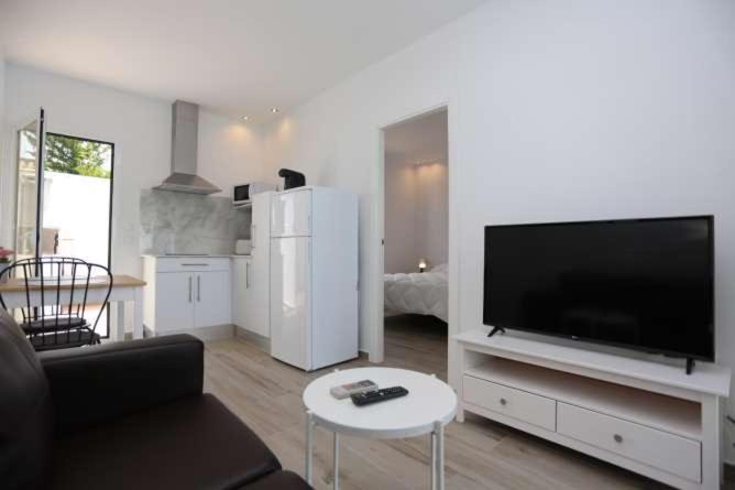 TV a/nebo společenská místnost v ubytování APARTAMENTOS LA MAR SALÁ piscina compartida