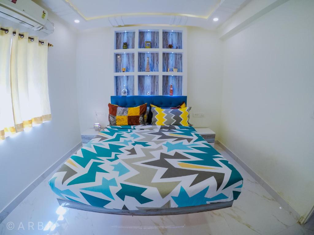 Postel nebo postele na pokoji v ubytování Moroccan Suite Calangute Beach Vibe