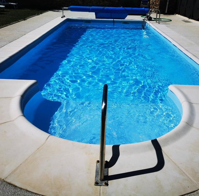 uma grande piscina com água azul em Cornatel Médulas em Borrenes