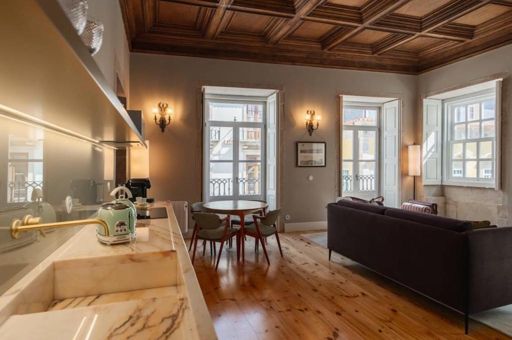 Posezení v ubytování Estefânia Luxury Apartment Historic House Downtown