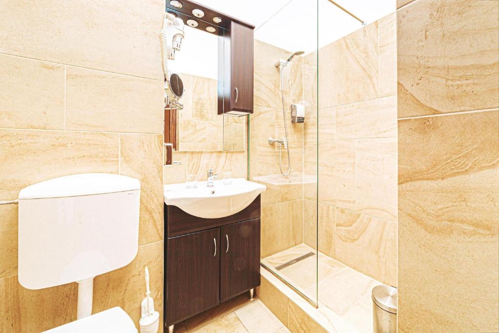 Koupelna v ubytování Forum Hotel