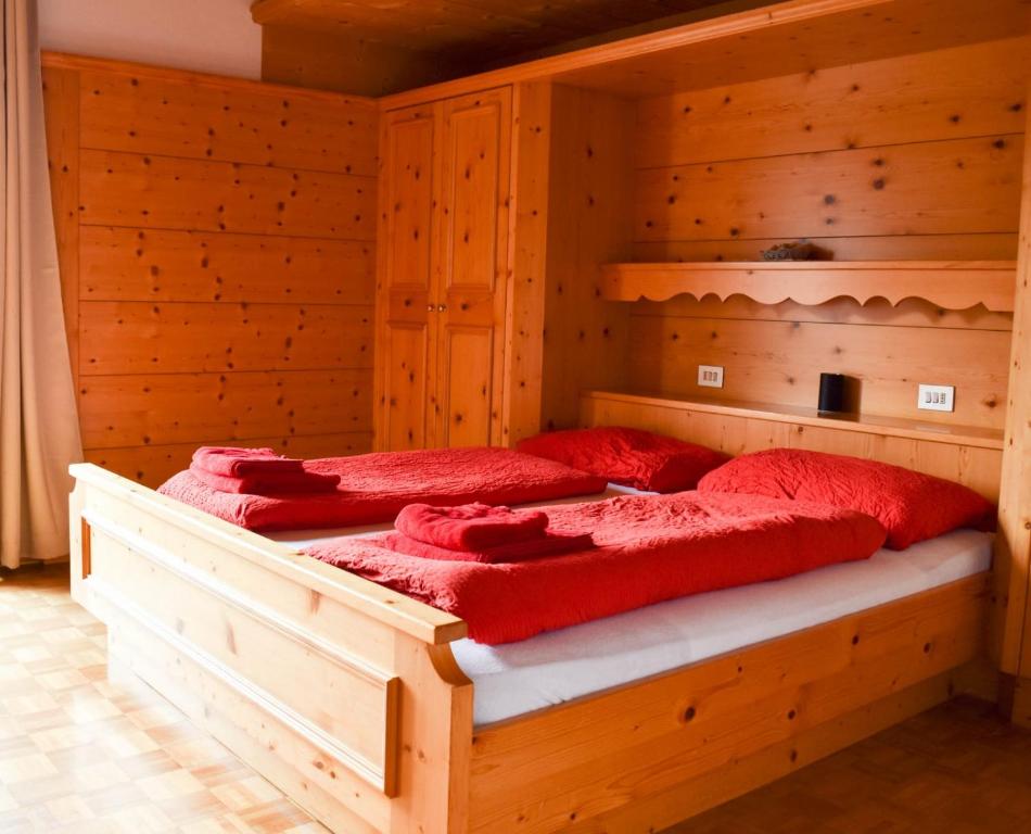 una camera con 2 letti in legno di Apartement Noggler a Malles Venosta