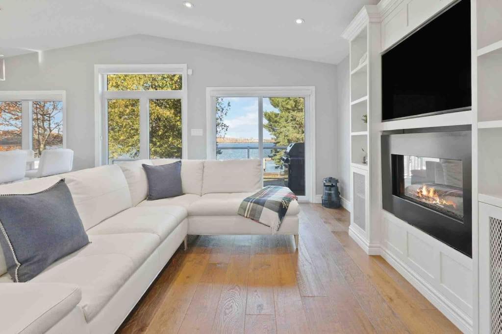 Impressive Modern Waterfront Home on Bay, Port McNicoll