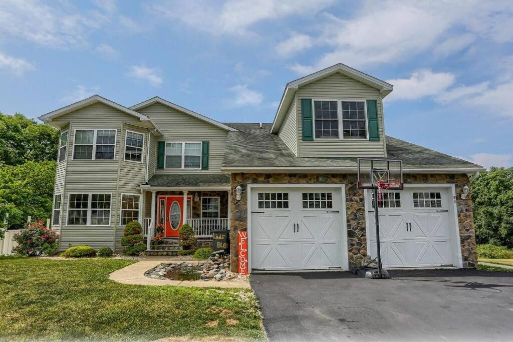 Garage 1 bedroom charming apt w/ free parking, Harrisburg Updated