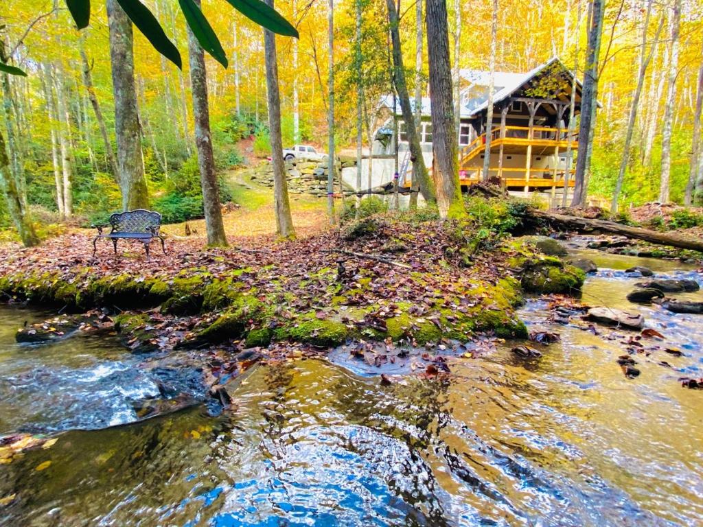 CRYSTAL CREEK ARCADE HOUSE! Big Creek + Arcade Room + Decks + Resort