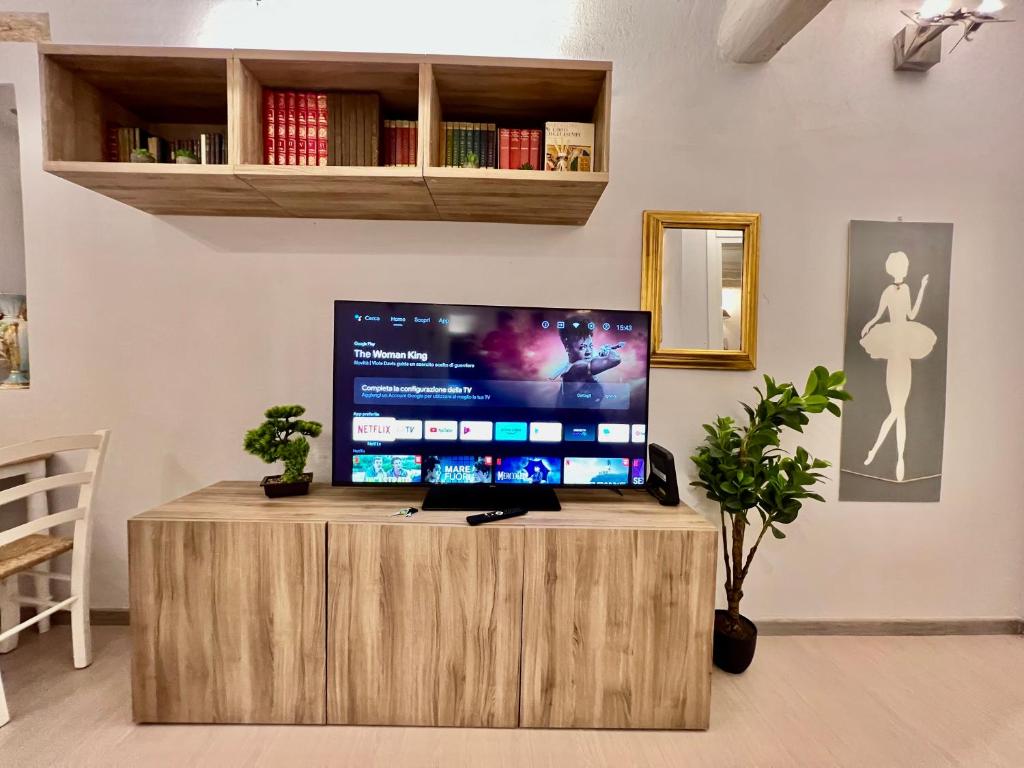 Televízia a/alebo spoločenská miestnosť v ubytovaní Sweet house near piazza della signoria