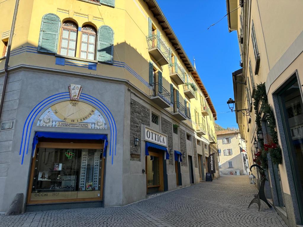 una stradina con un edificio con un negozio di Baita Skianta 3 a Bormio
