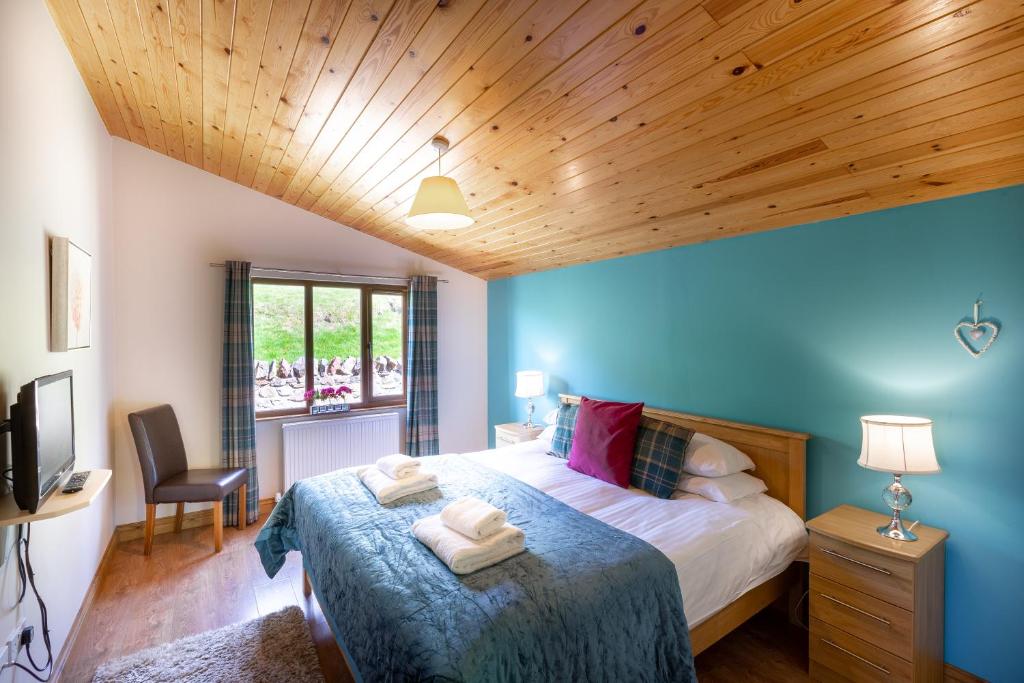 Postel nebo postele na pokoji v ubytování Woodpecker Lodge with Hot Tub