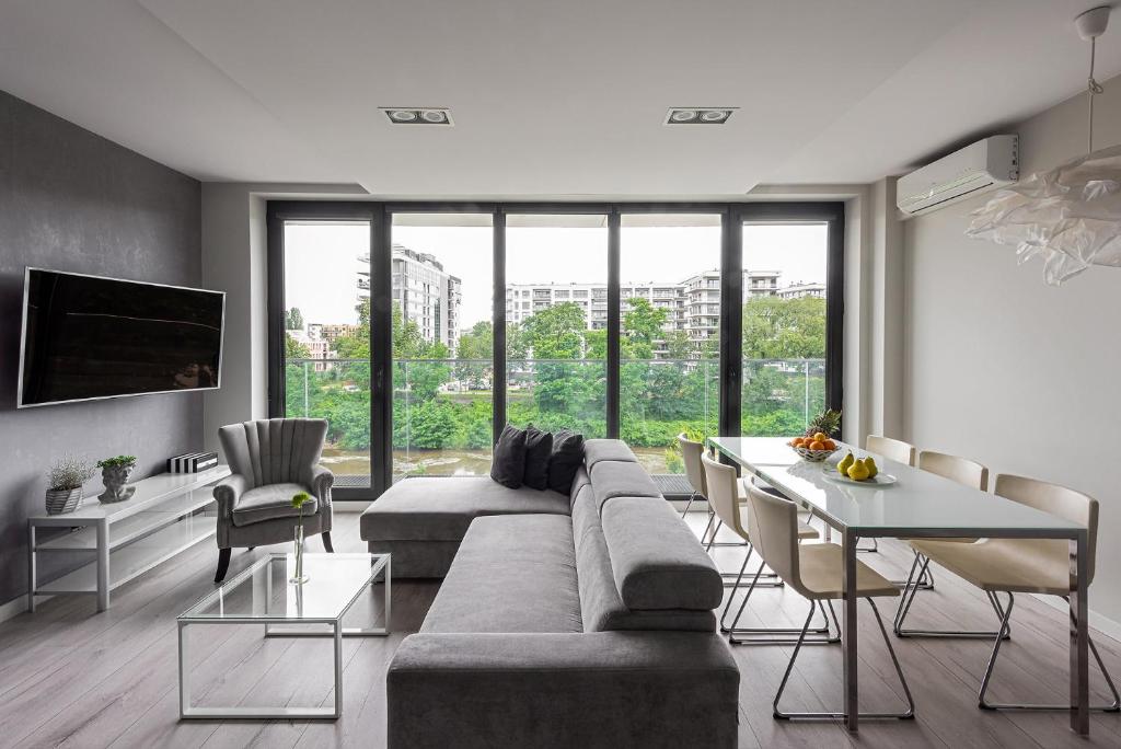 ヴロツワフにあるapartamenty-wroc Kurkowa 14のソファとテーブルのあるリビングルーム