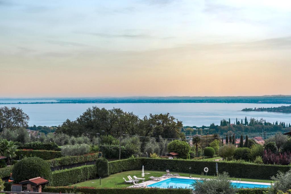 Blick auf den See vom Haus in der Unterkunft Villa Tullia in Padenghe sul Garda