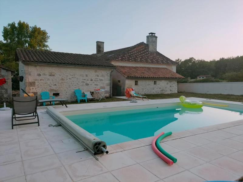 een zwembad met een glijbaan voor een huis bij Cottage Ker Bunny à Feraillou 