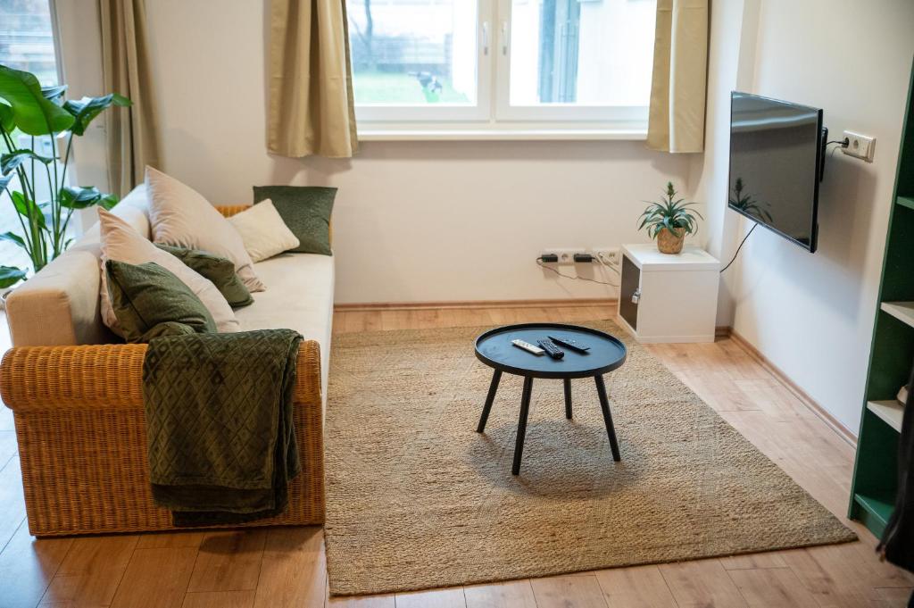 a living room with a couch and a table at Zuhause fühlen in Kreuzberg in Berlin