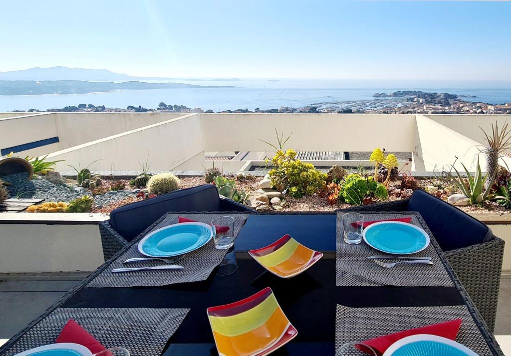 Fotografia z galérie ubytovania MAGNIFIQUE APPARTEMENT T4 GRAND STANDING - VUE MER PANORAMIQUE ET PISCINE v destinácii Bandol