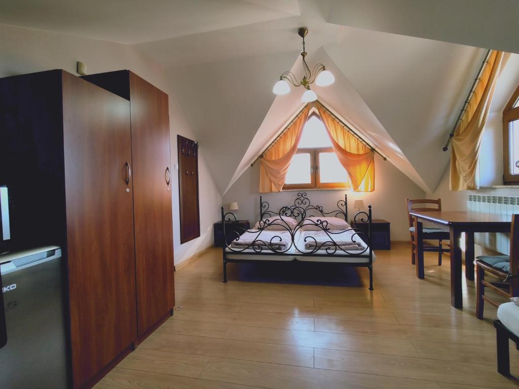 桑多梅日的住宿－Willa Dzika Róża，一间卧室配有一张带蚊帐的床