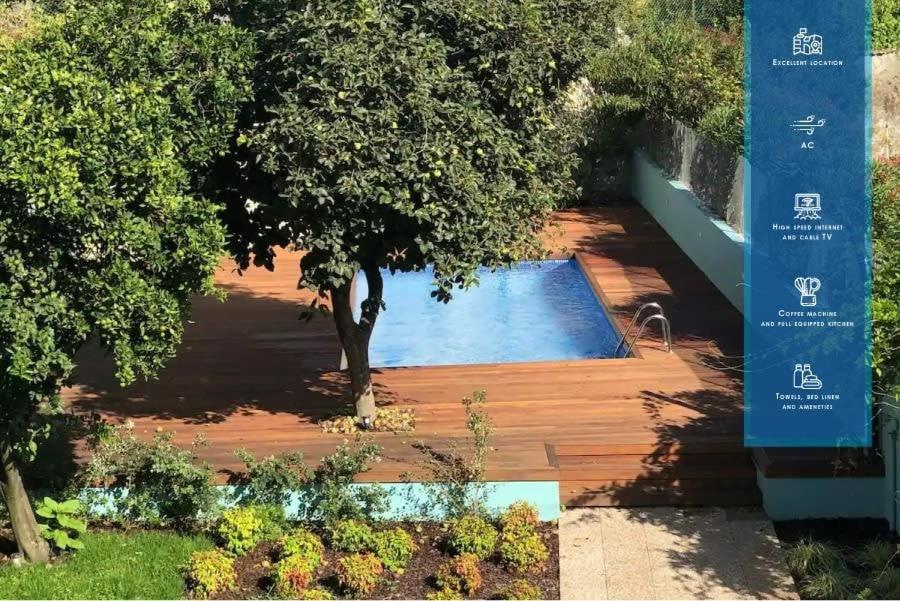 una piscina con un albero in un giardino di Oporto Swimming Pool House a Porto