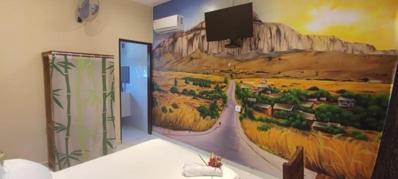 una stanza con un dipinto sul muro di VILLA MIA a Nosy Be