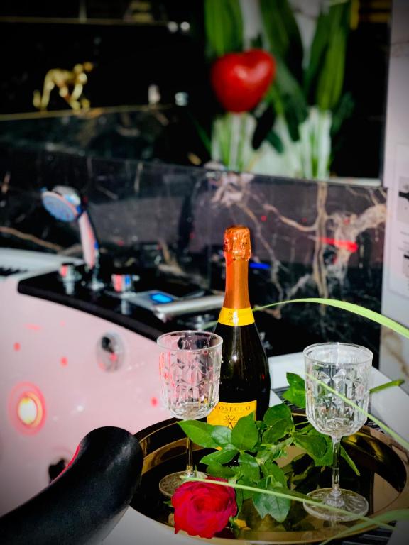 Nápoje v ubytovaní Apartament z jacuzzi - Centrum Szczytna Mazury