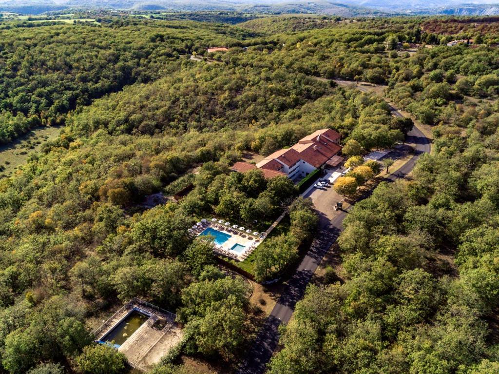 - une vue aérienne sur une maison dans les bois dans l'établissement Le Bois d'Imbert, à Rocamadour