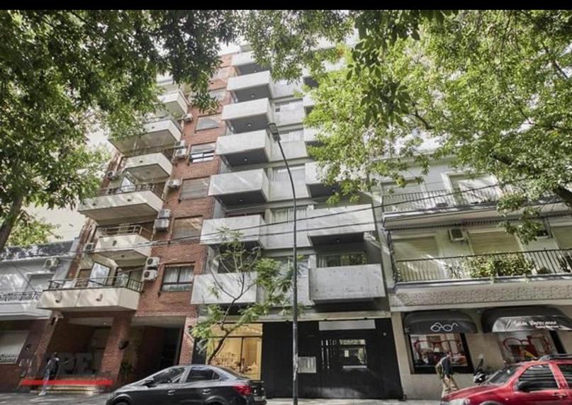 ein Hochhaus mit davor geparkt in der Unterkunft Alquiler Temporario -Belgrano C.A.B.A in Buenos Aires