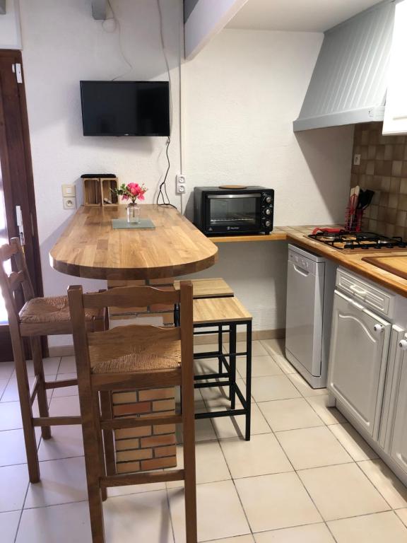 Kuchyňa alebo kuchynka v ubytovaní AU MIMOSA - Gîte Le Murier