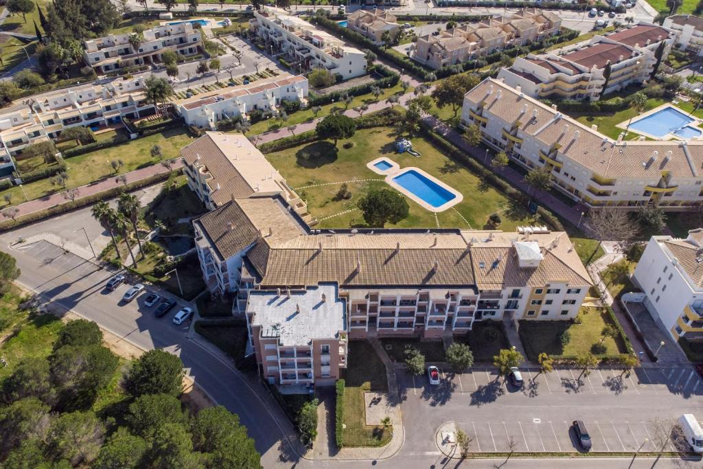 een uitzicht op een gebouw met een zwembad bij Apartamento King in Vilamoura