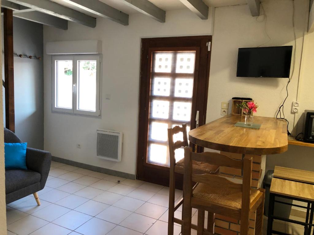 Televízia a/alebo spoločenská miestnosť v ubytovaní AU MIMOSA - Gîte Le Murier