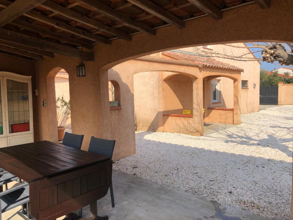 Patio alebo iná vonkajšia časť ubytovania AU MIMOSA - Gîte Le Murier