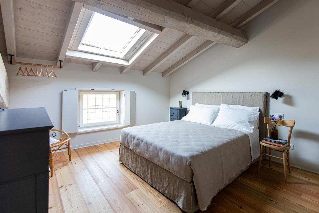 - une chambre avec un grand lit et une fenêtre dans l'établissement Casa Perazzolo, à Montecchia di Crosara