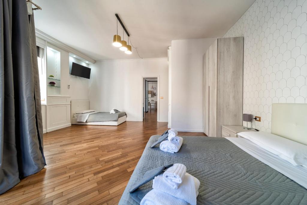 une chambre avec un lit avec des serviettes dessus dans l'établissement Dante 138 Class rooms & apartments, à Bari