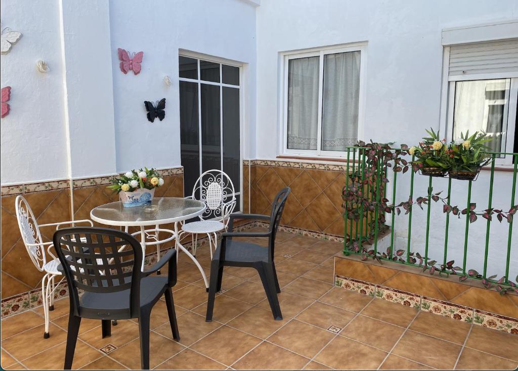d'une terrasse avec une table et des chaises sur un balcon. dans l'établissement Apartamento Rural Prado del Rey, à Prado del Rey