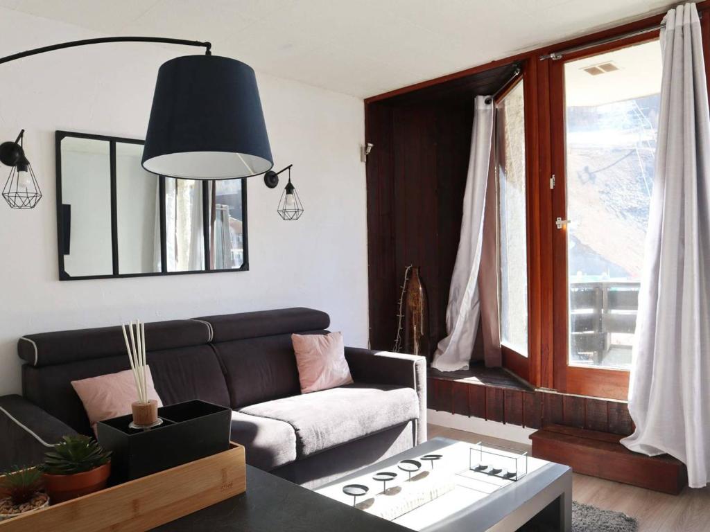 un salon avec un canapé et une table dans l'établissement Studio équipé 4 pers au pied des pistes - FR-1-322-479, aux Orres