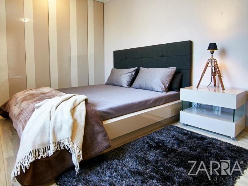 1 dormitorio con 1 cama y 1 mesa con lámpara en Apartment Braila, en Plovdiv