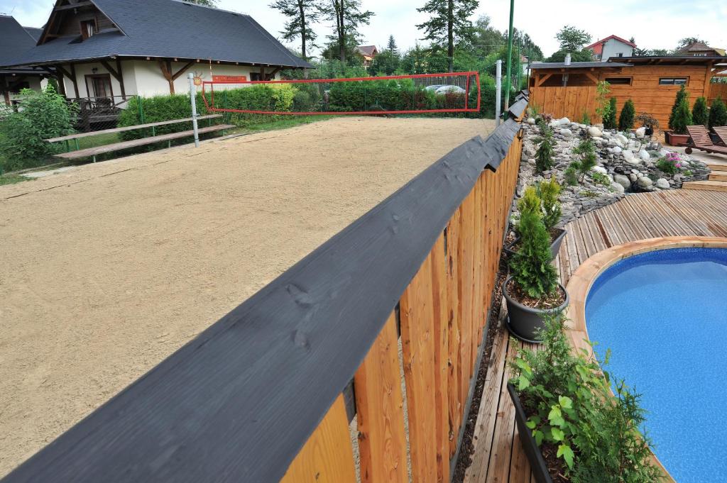 Bazén v ubytování APLEND Domceky Tatry Holiday nebo v jeho okolí