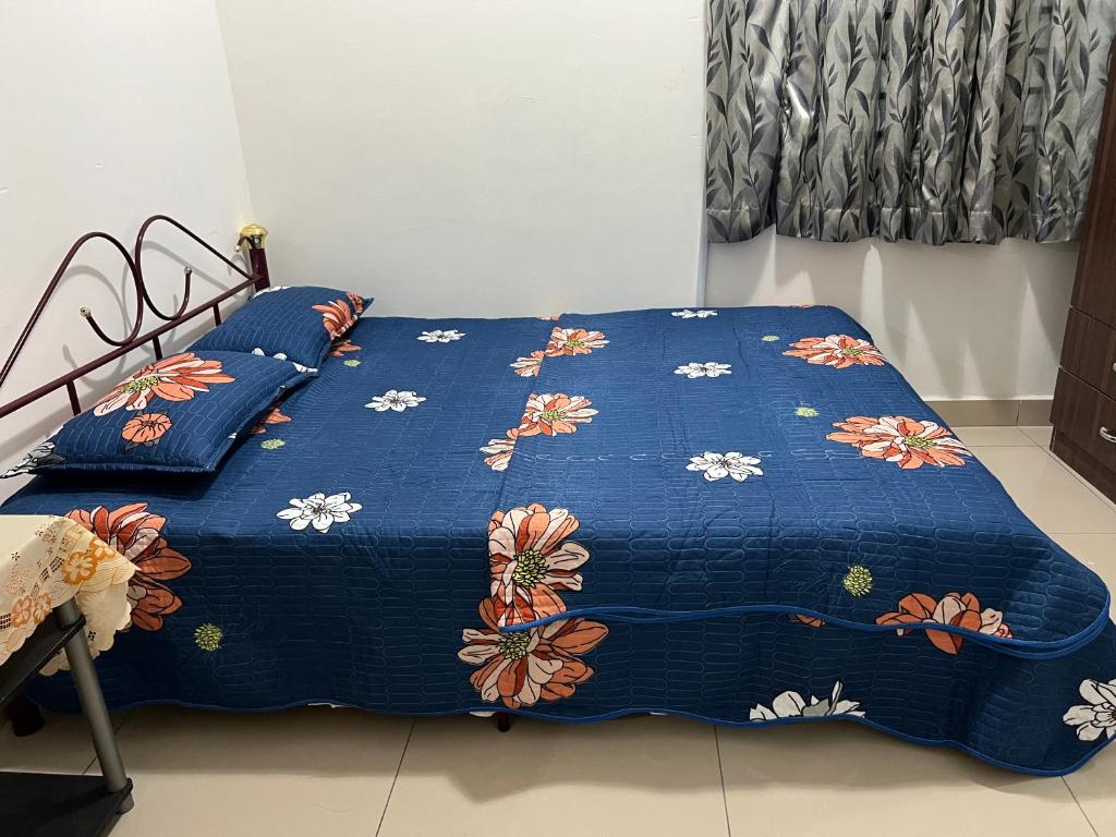 Postel nebo postele na pokoji v ubytování De Pontian Homestay