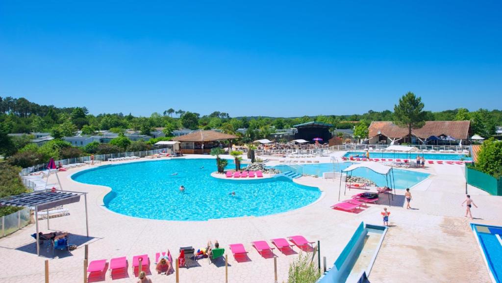 an overhead view of a pool at a resort at Vos MEILLEURS Vacances en Mobil Home in Gastes