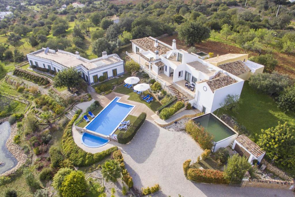 an aerial view of a house with a swimming pool at Casa Serena in Estói